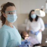 болит под коронкой зуб