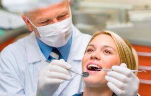 человек обращается к стоматологу