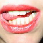 Девушка прикусила язык