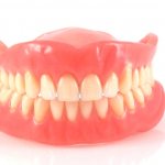 Эластичный зубной протез на присосках