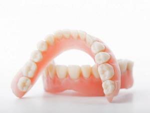 Если зубы не свои, или как отбелить зубные протезы в домашних условиях