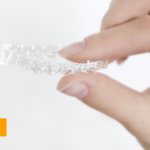 Фото элайнеров в руке у девушки