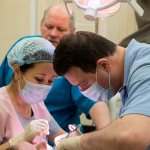 хирург-имплантолог Алавердов В.П. и анестезиолог Сидоров Д.В. проводят операцию в седации