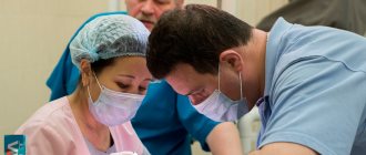 хирург-имплантолог Алавердов В.П. и анестезиолог Сидоров Д.В. проводят операцию в седации