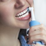 как чистить зубы электрической зубной щеткой