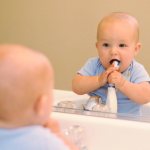 мальчик чистит зубки