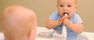 мальчик чистит зубки