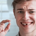 мужчина без зуба