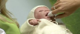 Новорожденному чистят ротовую полость