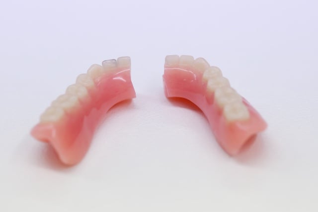 почему ломаются пластиковые зубные протезы