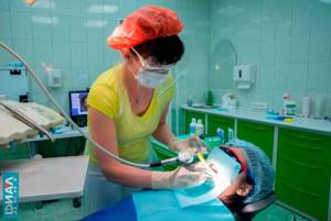 профессионаьную чистку зубов проводит гигиенист Смирнова Елена