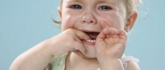 Темное пятно на десне около зуба у ребенка