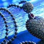 Ювелирные украшения на столе - Стоматология Линия Улыбки